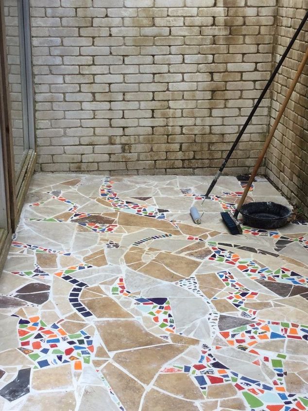 mosaic catio cat patio project, Dirty brick wall AFTER applying pool shock