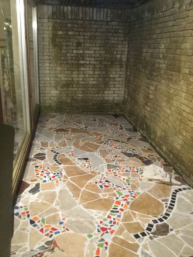 mosaic catio cat patio project, Dirty brick wall BEFORE applying shock