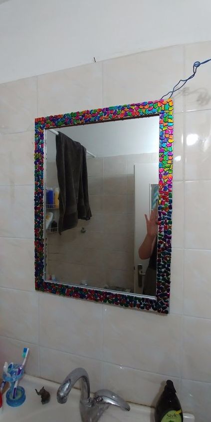 espelho de banheiro com joias