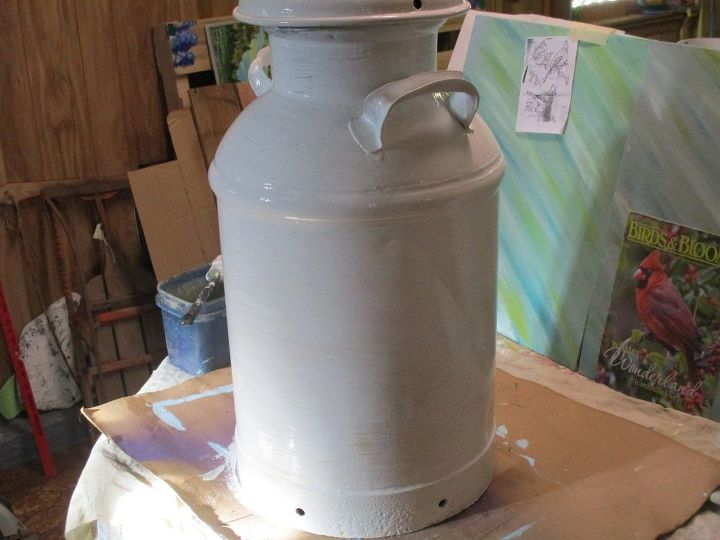 lata de leche vintage reutilizada pintada para un regalo de navidad