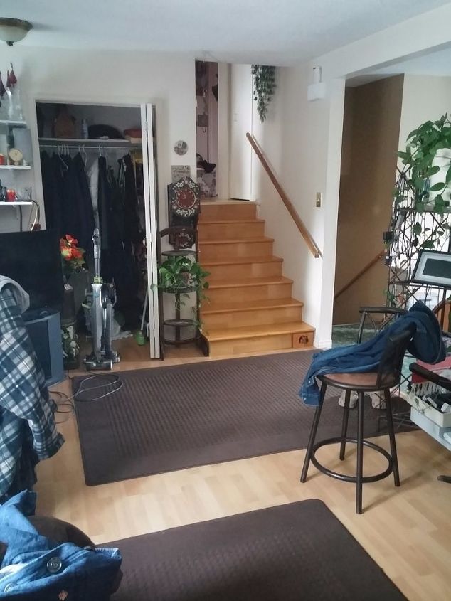 q i have a very narrow livingroom and how i could decorate it to sell