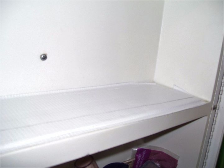 conserte prateleiras escorregadias em um armrio de banheiro