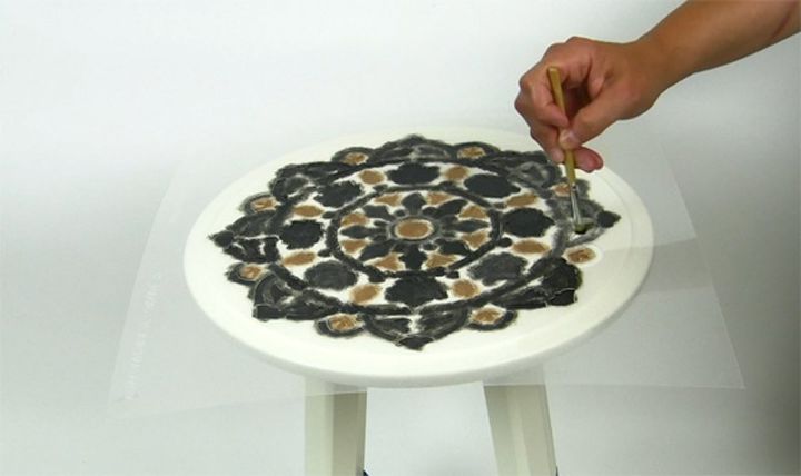 decorar una mesa ikea lisa con una plantilla de mandala
