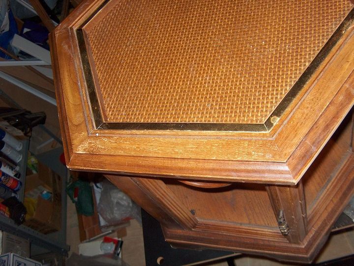 mesa lateral em carvalho recuperado, A orla dourada que circunda o topo em tecido cesta