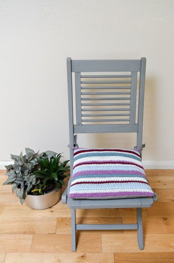 transforme os mveis de jardim com uma almofada de croch listrada brilhante
