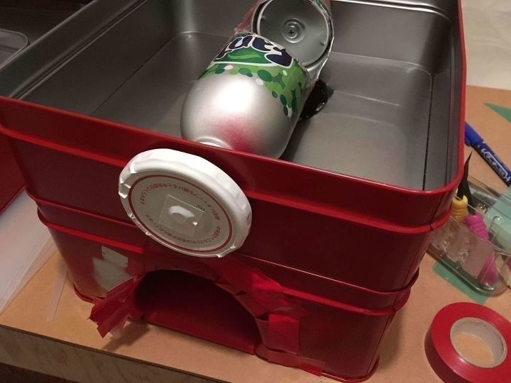 cajas de acero convertidas en mquinas expendedoras de juguetes