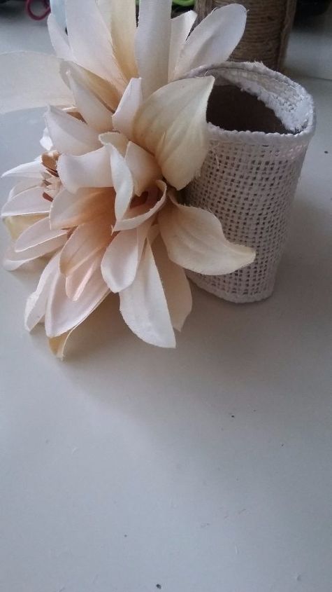 rolos de papel higinico para porta guardanapos, Fita com uma flor decorativa