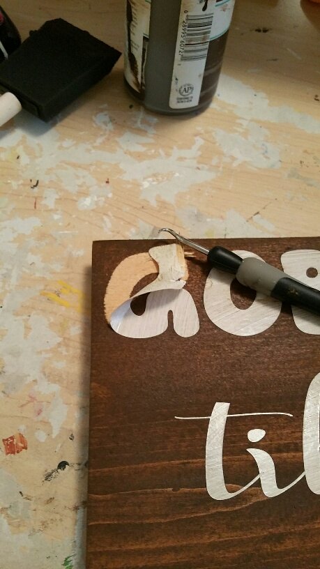 placa de madeira manchada com a cor original da madeira para as letras
