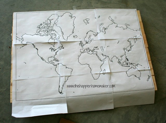 imprima o mapa do mundo em uma placa de madeira com manchas