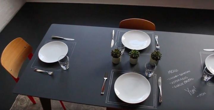 veja como o designer kyle schuneman cria uma mesa de jantar de lousa