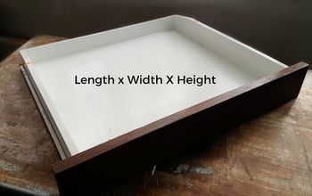  Organizador de gavetas de mesa com bandejas deslizantes de uma caixa de papelão.