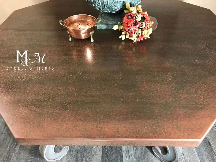 mesa de comedor con acabado en cobre martillado