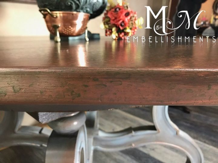 mesa de comedor con acabado en cobre martillado
