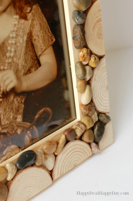 marco de fotos de madera y guijarros fcil de hacer