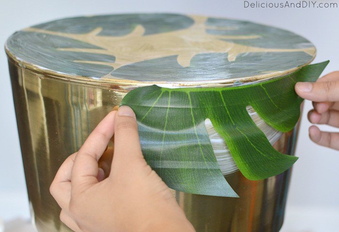mesa com detalhes em folha de palmeira dourada com decoupage