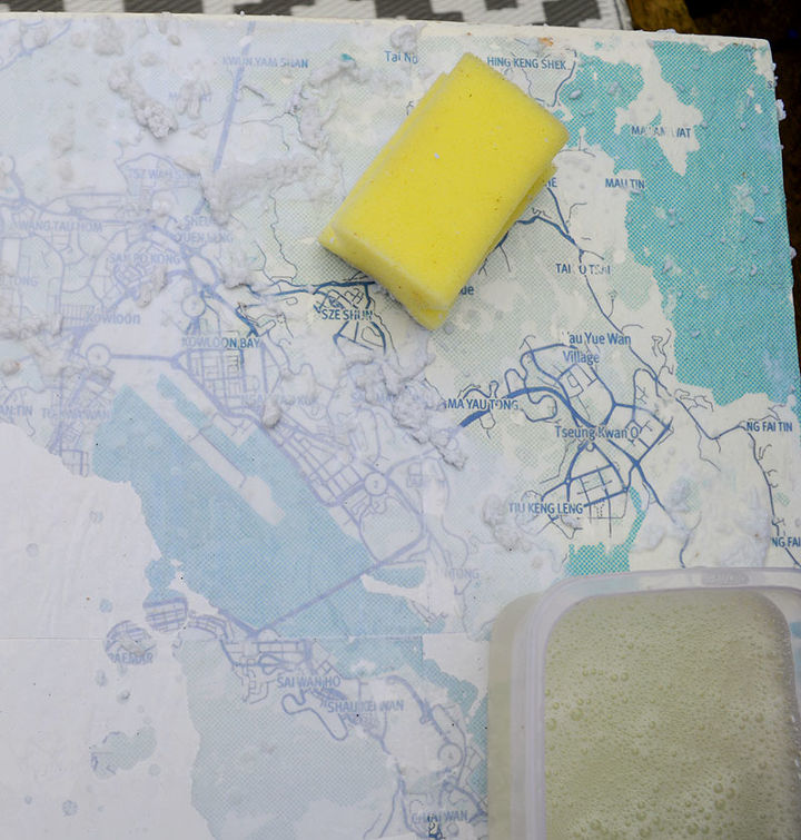 haz una impresionante mesa con un mapa de tu ciudad favorita un truco de ikea