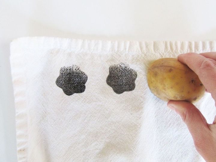 3 maneiras estranhas de decorar suas toalhas de cozinha passo a passo, Panos de Ch de Batata Impressos