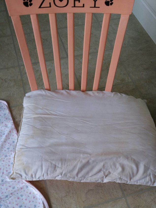cama para mascotas hecha con una silla vieja