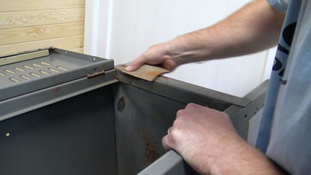 como atualizar reciclar um armrio de metal, Mais lixamento