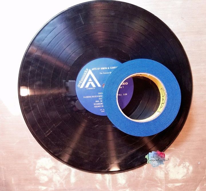 pizarra de tiza hecha con un disco viejo, Quita la etiqueta con cinta adhesiva