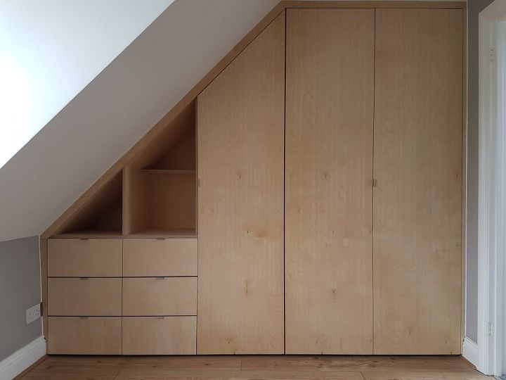 instala un armario en una habitacin de techo inclinado en un da, Armario completo con puertas cerradas