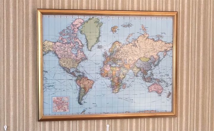 faa um mapa do mundo com uma placa de cortia