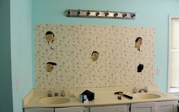  Uma parede de espelhos no banheiro principal