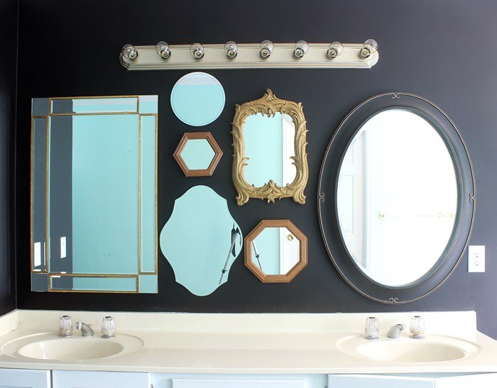 uma parede de espelhos no banheiro principal