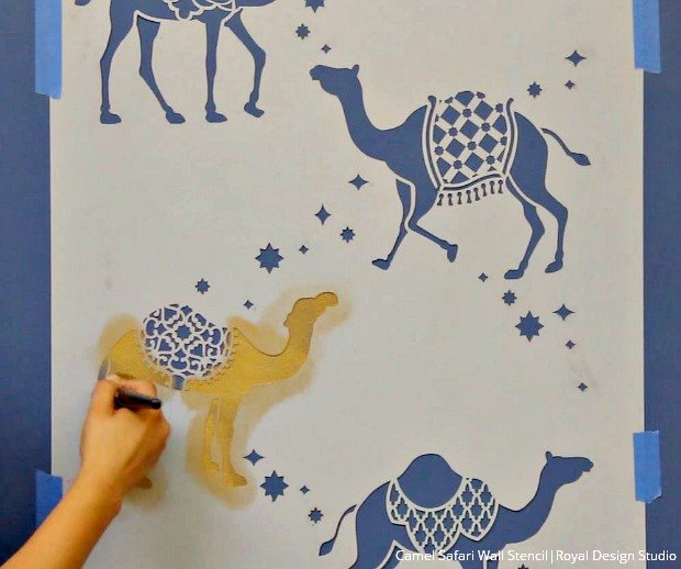 3 incrveis projetos de estncil passo a passo que voc pode fazer em casa, Como fazer um padr o de papel de parede met lico de camelo marroquino