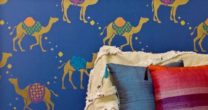 3 incrveis projetos de estncil passo a passo que voc pode fazer em casa, Como fazer um padr o de papel de parede met lico de camelo marroquino