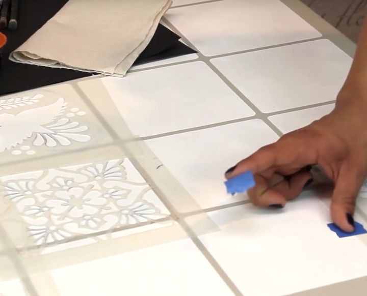 3 incrveis projetos de estncil passo a passo que voc pode fazer em casa, Como est ncil uma mesa de azulejos mexicanos Talavera