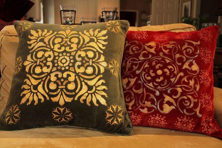 25 awesome ways to upgrade your home using stencils, Stencil your pillows for the holidays