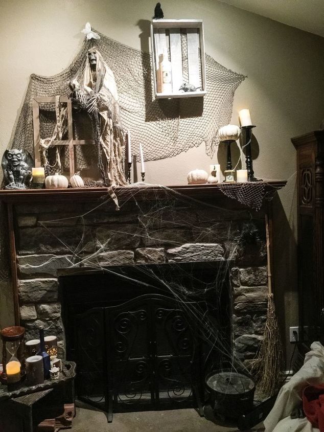 uma bruxa mora aqui como transformar sua sala de estar para o halloween