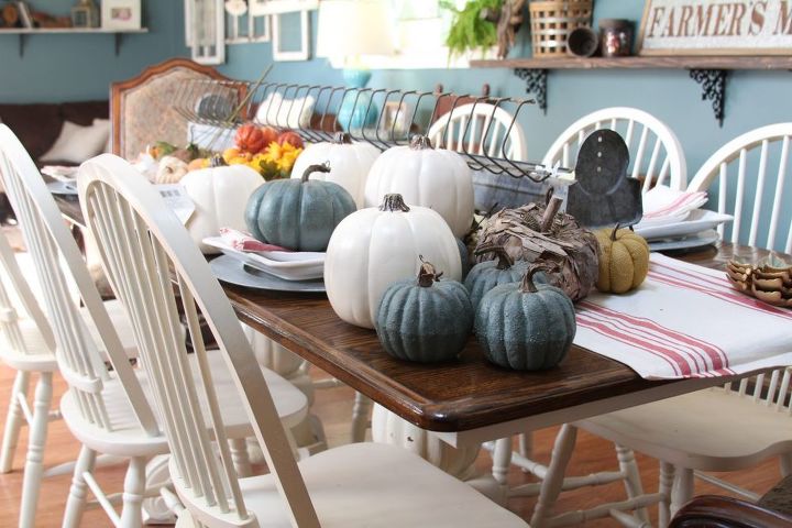 mesa de outono com alimentador de frango, A decora o e os materiais est o prontos