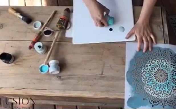 mandela stencil crea una hermosa caja de mantas para el espacio zen al aire libre