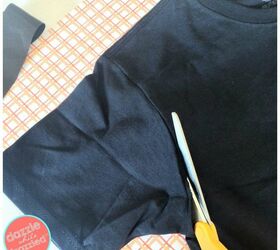 capa de bruja negra a partir de una camiseta grande, Cortar las mangas de una camiseta negra