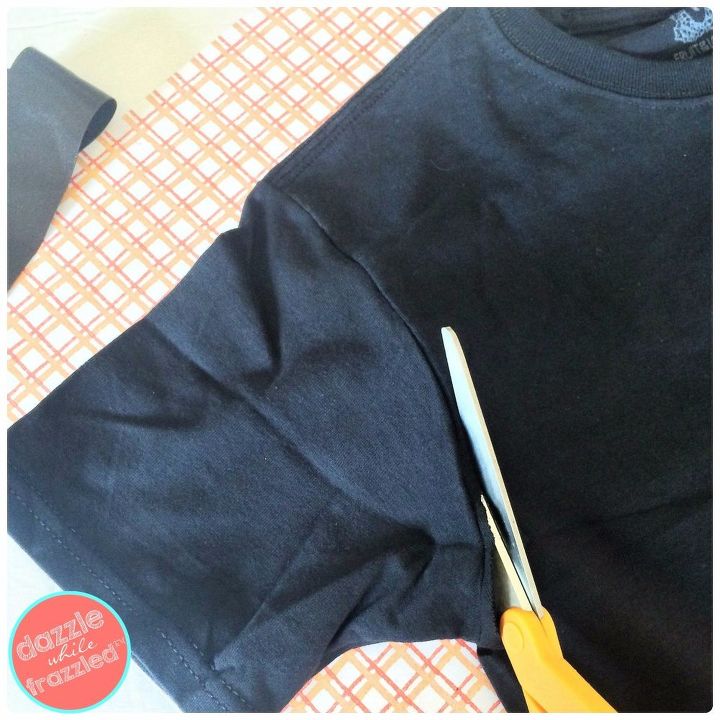 capa de bruja negra a partir de una camiseta grande, Cortar las mangas de una camiseta negra