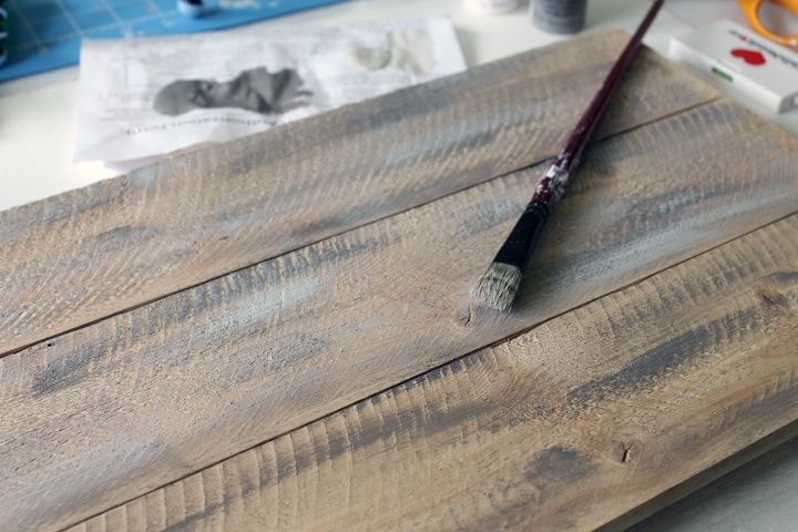 sinal de madeira envernizado feito com tcnica de pintura