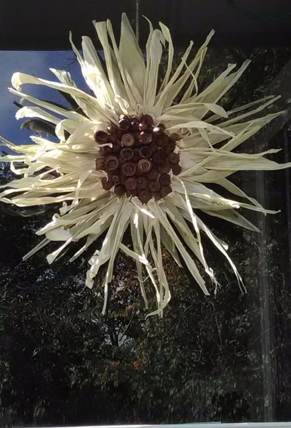 corona de girasoles con hojas de maz y bellotas