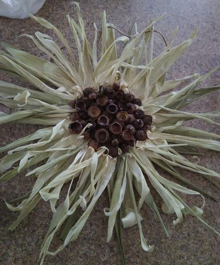corona de girasoles con hojas de maz y bellotas