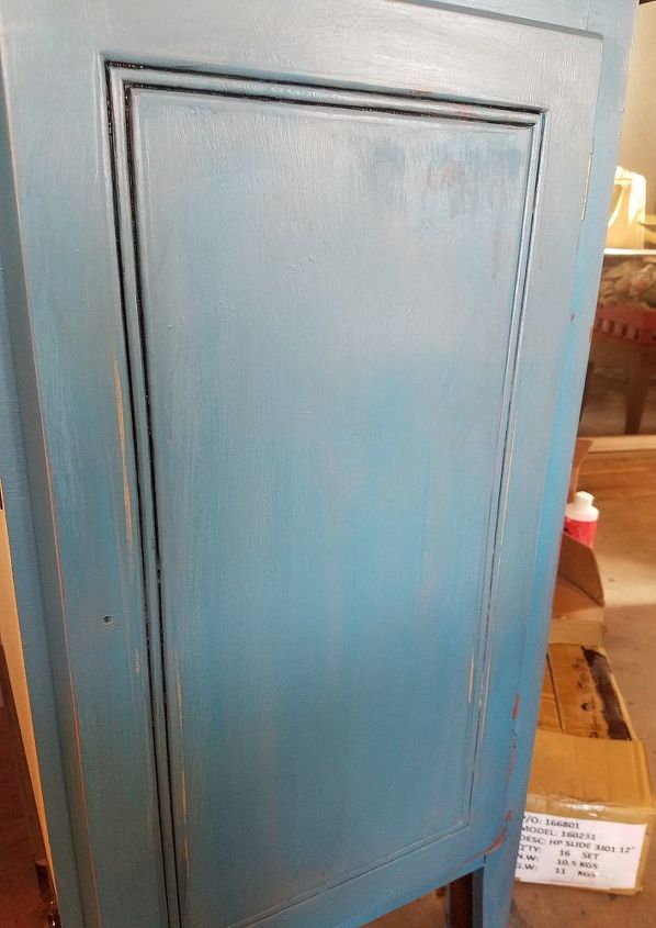 pintura bonita de pavo, Metade da porta pintada a outra metade ainda n o est pronta