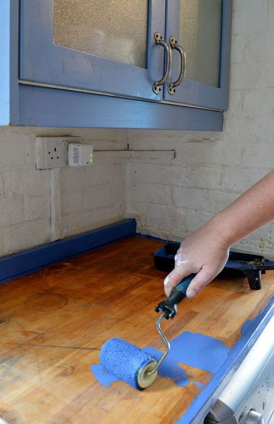 nuevo uso de la pintura del suelo para renovar una cocina