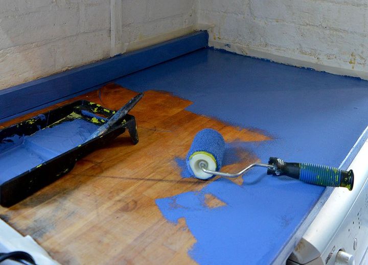 nuevo uso de la pintura del suelo para renovar una cocina