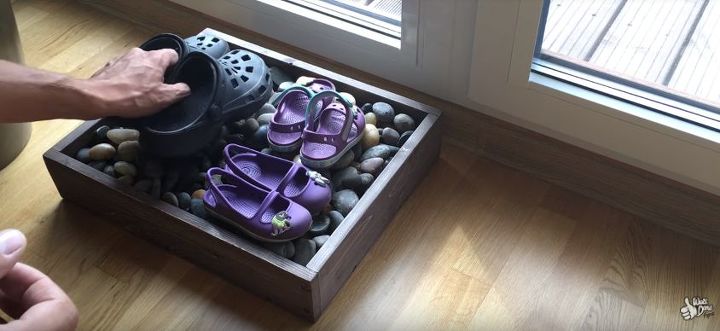 diy armazenamento de sapatos com madeira de paletes e pedras