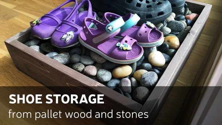 diy armazenamento de sapatos com madeira de paletes e pedras