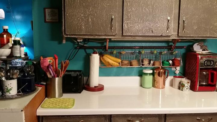 cestas de cobre colgantes en la cocina