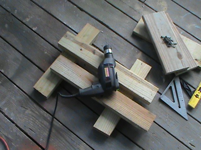 tres tipos diferentes de estanteras abiertas hechas de madera de desecho
