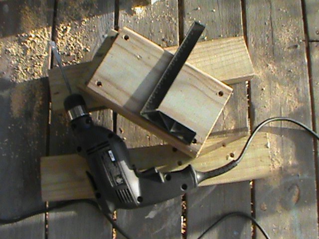 tres tipos diferentes de estanteras abiertas hechas de madera de desecho