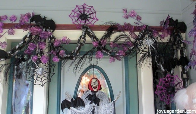 decoraciones para el porche de halloween reutilizadas para crear un nuevo aspecto