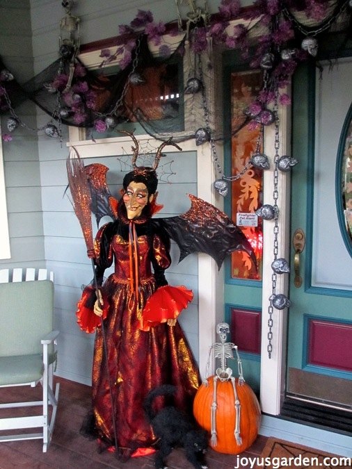decoraciones para el porche de halloween reutilizadas para crear un nuevo aspecto